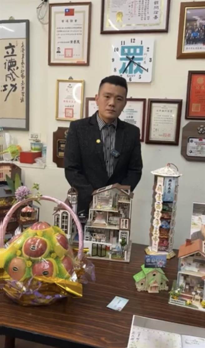 江和樹16日開直播槓上網紅四叉貓，直播現場布置得像靈堂。（摘自江和樹臉書）