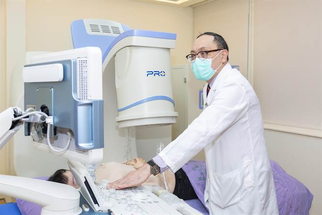 童綜合醫院特別引進最新型的仰臥式海芙刀，由專業醫療團隊提供服務，讓民眾有更多治療選擇。(童綜合醫院提供)