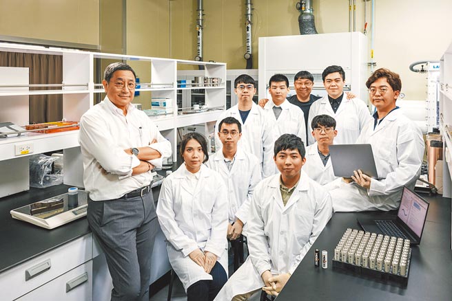 台泥企业团董事长张安平与能元科技研究团队。图／台泥企业团提供