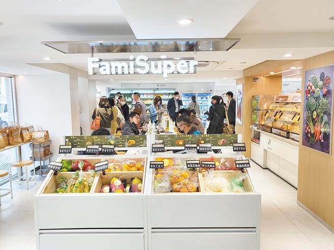全家推出「FamiSuper超市店」全新店型，增设超市专区，目标今年要在全台展店15家。图／曾仁凯