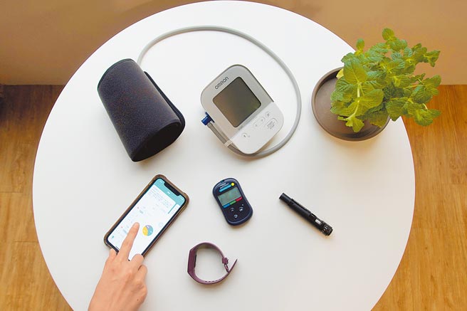 首张异业合作糖尿病网路投保外溢保单问市，结合智抗糖APP导入场景保险突破传统销售模式，协助糖友一齐抗糖。图／南山人寿提供