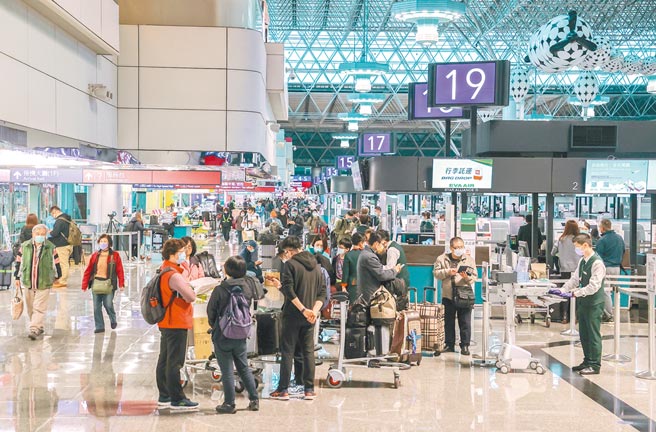 针对商务客入境，未来是否有望再放宽比10天更短的检疫期，指挥官陈时中昨透露「有7天这样的考虑」。图为桃园机场出境旅客。（陈麒全摄）