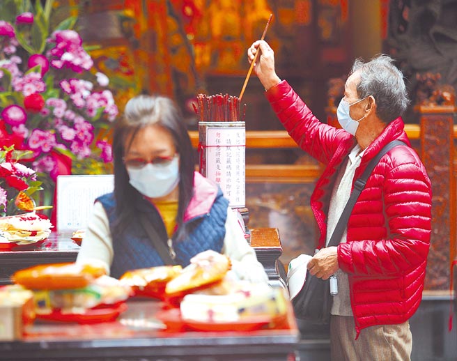 本土疫情未再擴大，疫情指揮中心16日起放寬宗教場所相關限制，接下來就是放寬邊境管制的考驗。圖為民眾在關渡宮拜拜求籤。（張鎧乙攝）