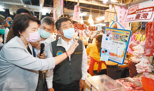 年底台北市长选战「三脚督」态势明显，国民党立委蒋万安被视为最强人选，民调也领先卫福部长陈时中、北市副市长黄珊珊。图为黄珊珊与陈时中2020年一同视察猪肉产地标示的画面。（本报资料照片）