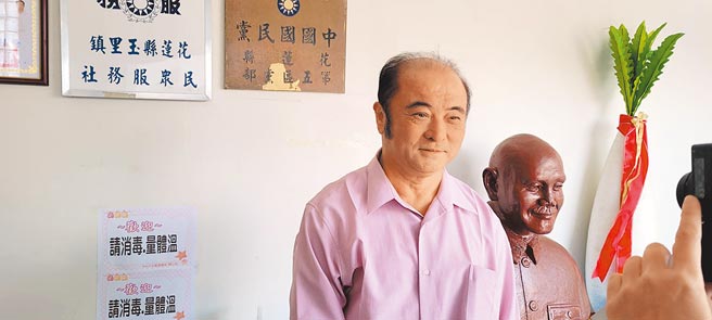 前玉里镇长龚文俊本届寻求连任失利，昨号召支持者，大动作在国民党玉里镇党部宣布将卷土重来再战镇长。（王志伟摄）
