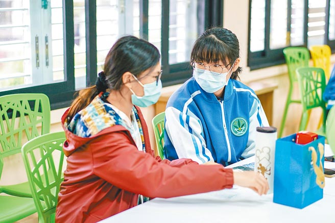 兰阳女中双语实验班启动扶轮偏乡英文教育计画，16日担任大学伴的兰女学生与士敏国小学生见面，希望能在视讯教学前建立情谊。（李忠一摄）