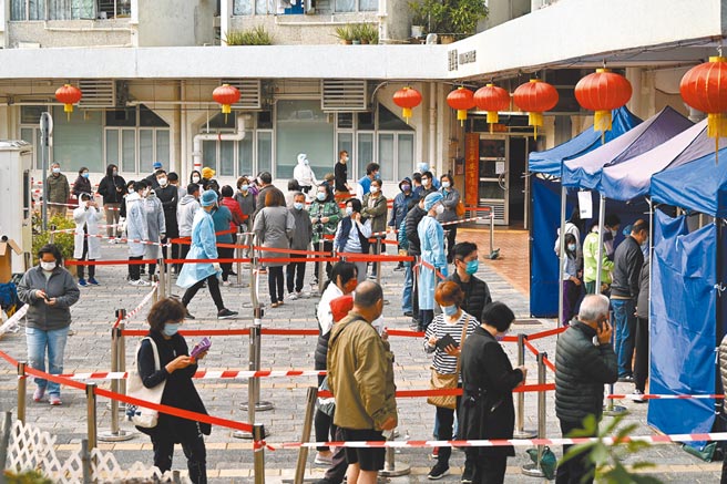 香港疫情失控，各地都大規模檢測。香港特區政府封鎖沙田一處住宅，居民須留在處所接受強制檢測。圖為居民排隊登記檢測。（中新社）