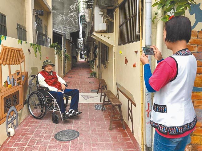 桃园市水务局在桃园南通社区执行后巷接管美化示范工程，阴暗灰暗杂物堆积的后巷，变身成为怀旧感十足的文青空间，轮椅族也能轻松通过。（蔡依珍摄）