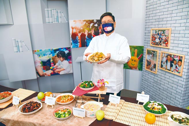 新竹县长杨文科推动「聪明营养午餐」，让小学生吃得更均衡、健康，也有助大脑发展。（庄旻静摄）