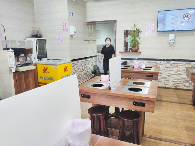 桃园市长郑文灿16日主持防疫会议，宣布松绑游泳池附属设施、餐厅防疫措施。（赖佑维摄）