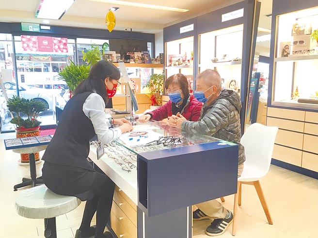 彰化縣政府率全國之先，從去年起補助敬老眼鏡，今年可直接洽眼鏡行，更便民。（本報資料照片）