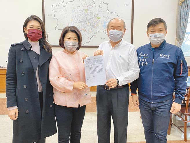 嘉义市议会议长庄丰安（右二）、国民党团书记长张秀华（左二）共同提案要求修正嘉市食安自治条例，市议员戴寧（左）、陈家平（右）连署。（廖素慧摄）