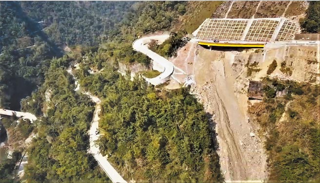 云149甲线的修復工程十分艰辛，从空拍图可见地质破碎。（云林县政府工务处提供／周丽兰云林传真）