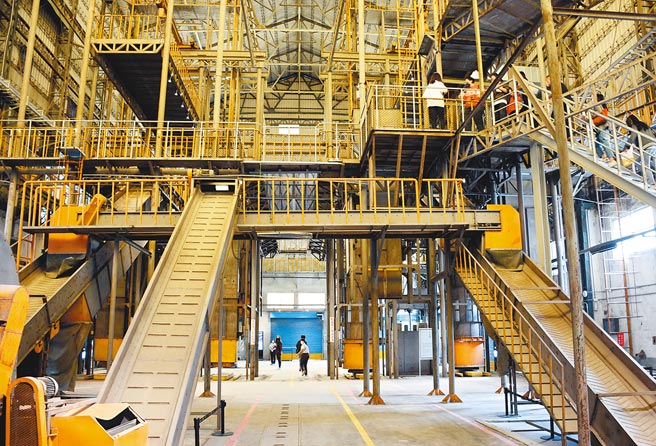 屏菸1936文化基地25日将重启开幕，不仅重现工业遗产的歷史风华，民眾也能从互动展览中认识过往产业发展脉络。（林和生摄）