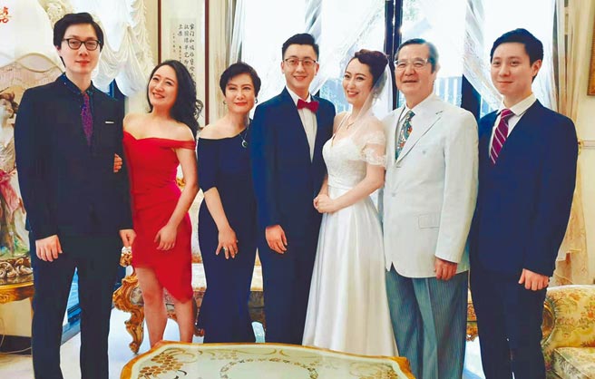 巴戈（右二）3年前喜嫁女儿，一家开心合影。（资料照片）