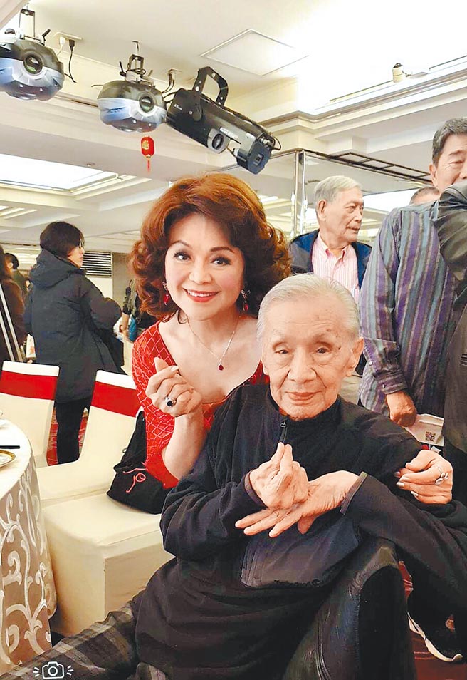 資深女星侯麗芳（後）疫情前跟常楓最後一次聚餐。（侯麗芳提供）