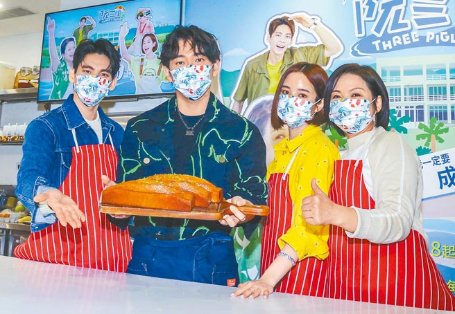 林柏宏（左起）、施名帥、温貞菱以及楊貴媚昨重現民宿快閃店裡的招牌商品「手工磅蛋糕」。（粘耿豪攝）