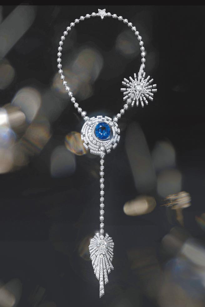 香奈儿年度珠宝主题为《1932》，首度释出代表作Allure Celeste蓝宝石项炼，诠释蓝色地球、宇宙繁星、划过夜空的彗星，颂讚神秘宇宙之美。（CHANEL提供）