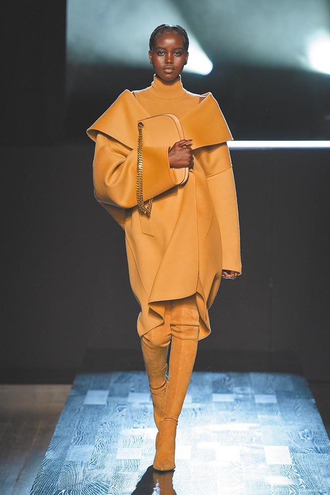 駝色套裝與不對稱設計，打造2022秋冬Michael Kors的獨特風格。（Michael Kors提供）