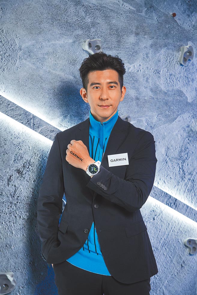 修杰楷最近迷上騎單車旅行，佩戴Garmin智能腕表更加安全。（Garmin提供）