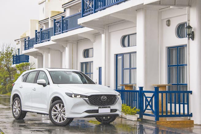 MAZDA CX-5全新外观造型予人令人耳目一新感受，提供Carbon Edition、Sport Edition与Signature（图为25T AWD Signature版，售价148.9万元）等多元车型版本，满足不同消费者的生活风格需求。（陈大任摄）