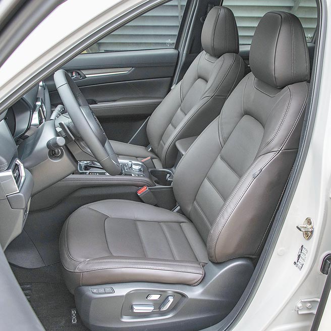 CX-5 25T AWD Signature配备Npaapa真皮座椅，驾驶座具8向电动调整功能。（陈大任摄）