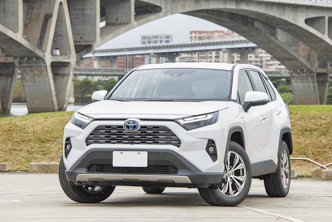 TOYOTA新年式RAV4 拥有2.0L汽油及2.5L HYBRID两种动力，总计提供8个车款（图为，2.5L HYBRID旗舰版，售价120万元），全新的LED定位灯造型更俐落。（陈大任摄）