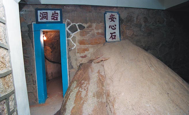 金门太武山海印寺至今近八百年，寺后有一块「安心石」。（本报资料照片）