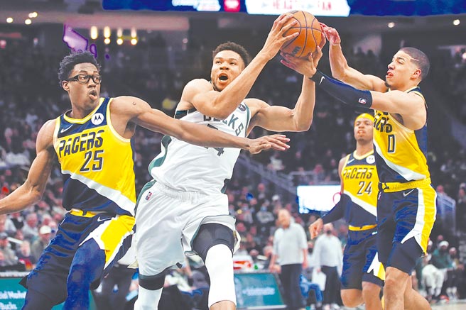 「字母哥」阿提托康波（中）大发神威，单场狂得50分、14篮板，带领公鹿轻取溜马，送给对手7连败。（美联社）