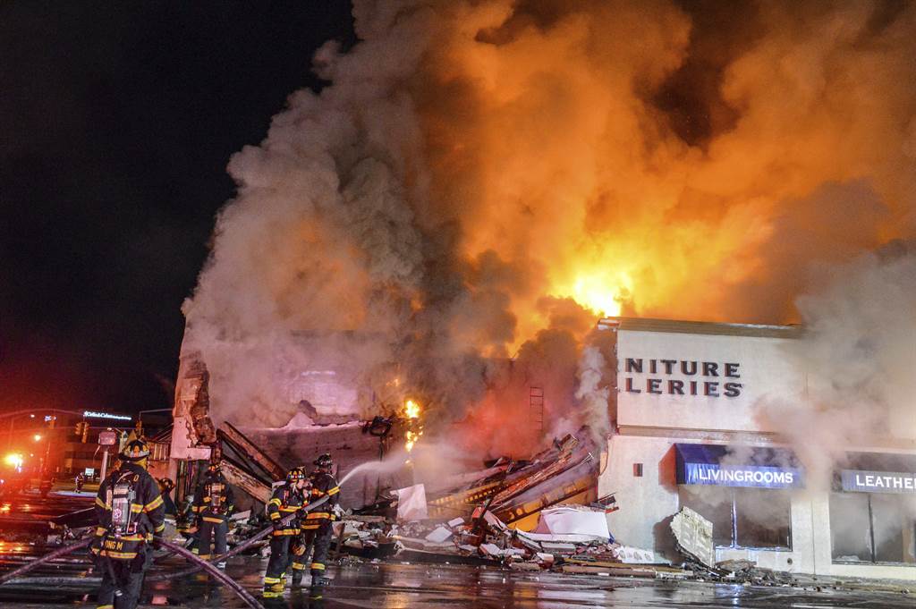 一辆油罐车撞上纽约长岛的一间家具展示屋，翻覆并引发大火。（图／美联社）(photo:ChinaTimes)