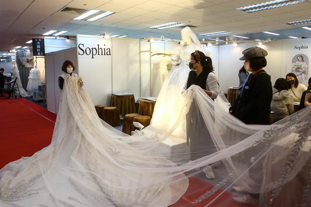 2022台北國際珠寶展（春季）18日起結合婚紗業於台北世貿一館閃耀登場，展期即日起至20日止。（鄧博仁攝）