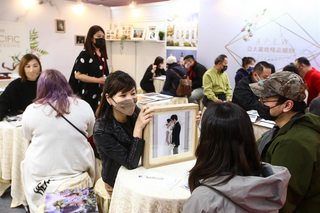 2022台北國際珠寶展（春季）18日起結合婚紗業於台北世貿一館閃耀登場，展期即日起至20日止。（鄧博仁攝）