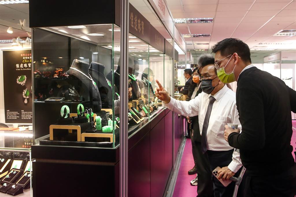 2022台北國際珠寶展（春季）18日起結合婚紗業於台北世貿一館閃耀登場，各大珠寶商紛紛參展。（鄧博仁攝）