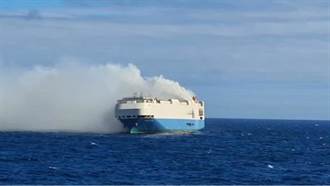 慘爆！貨輪失火 船員逃命 4000輛保時捷、藍寶堅尼在海上燒