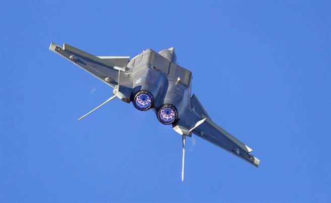 最近中共制作了歼-20的最新版官宣，主要强调这款中共最顶尖的5代战机正式配置了完全由中国自行研发的国产发动机，显见完全国产化对大陆国防工业具有里程碑的意义。（图／网路）