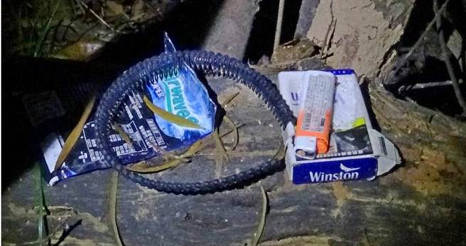 无名尸周边，仅遗留香菸盒、打火机、黑色髮箍及口香糖（图／张进安翻摄）