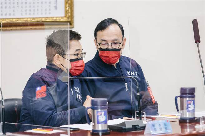 國民黨16日在中央黨部中山廳召開中常會，黨主席朱立倫（右）和秘書長黃健庭（左）出席，席間交換意見。(郭吉銓攝)