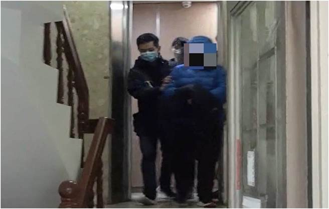 警方指出，张女（前中）为取信被害人，刚开始均正常交货，买到优惠价商品的客人「呷好逗相报」，竞相大量订购或介绍亲友购买，张女收到匯款后，即消不见。（台中市警察局提供／张妍溱台中传真）
