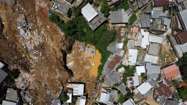 随着豪雨引爆洪水与土石流，淹没街道、摧毁房屋并冲走车辆，截至17日为止死亡人数已上升至117人，失踪人数则达116人。(图/美联社)