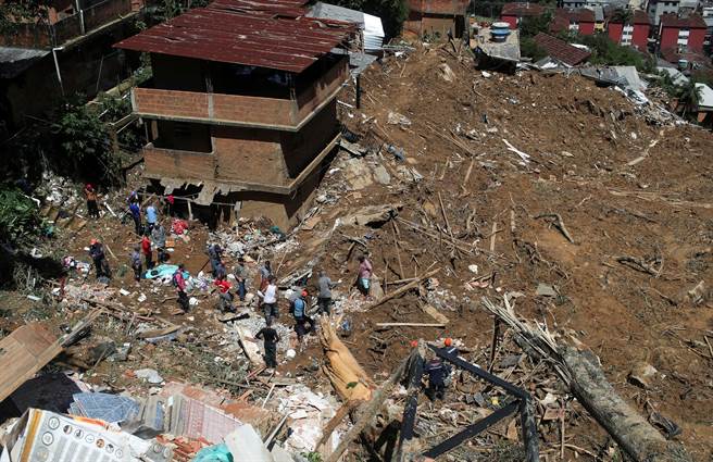 滚滚泥流冲入街道，现场满目疮痍。(图/路透社)
