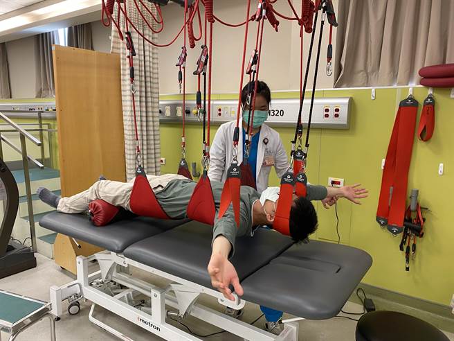 ： 长安医院物理治疗师吴虹瑾表示，红绳训练被大量应用于姿势不良、长期慢性疼痛、核心无力的族群，有效改善动作习惯。（长安医院提供／张妍溱台中传真）