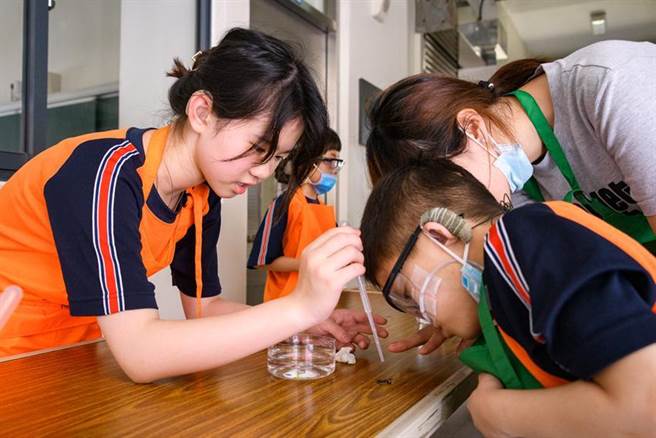 （台湾科思创祖孙科学营专案与魔法材料学校专案双双入围美国知名PR News 2022社会影响力奖项。图／台湾科思创提供）
