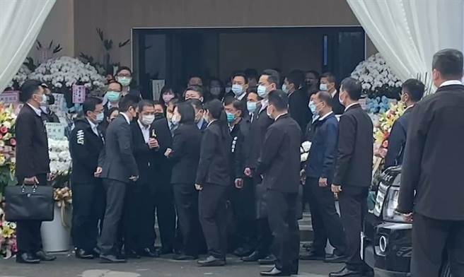 蔡英文总统离开林崑海灵堂时，和林崑海妻舅、三立总经理张荣华短暂交谈。（石秀华摄）