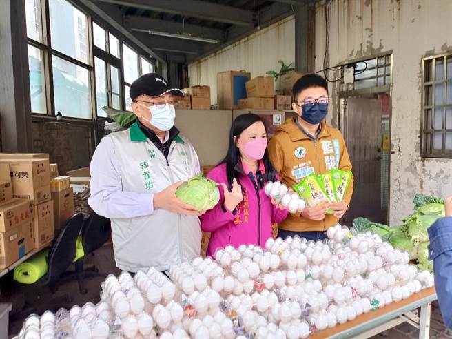 在地養雞場負責人張小姐，捐贈1200蛋到議員賴美美服務處，希望給弱勢家庭加菜，伸港鄉黃上食品得知也捐出180包麵條，賴清美和秀水代表藍俊宇一起自掏腰包，加碼買260顆高麗菜，分贈給130多個家庭。（賴清美提供／吳敏菁彰化傳真）