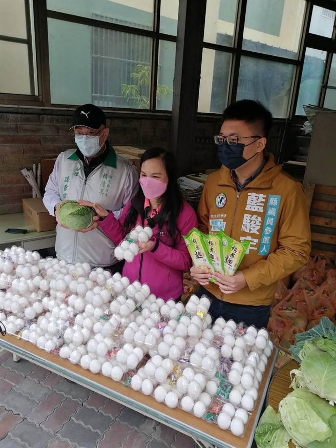 在地養雞場負責人張小姐，捐贈1200蛋到議員賴美美服務處，希望給弱勢家庭加菜，伸港鄉黃上食品得知也捐出180包麵條，賴清美和秀水代表藍俊宇一起自掏腰包，加碼買260顆高麗菜，分贈給130多個家庭。（賴清美提供／吳敏菁彰化傳真）