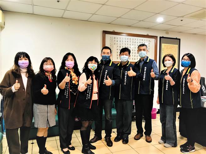 为服务竹、苗民眾，健保属北区业务组提供桃竹苗地区荣民服务处申办遗眷家户代表证或初领荣民证的民眾，可以办妥健保荣民身分加保。（健保署北区业务组提供）