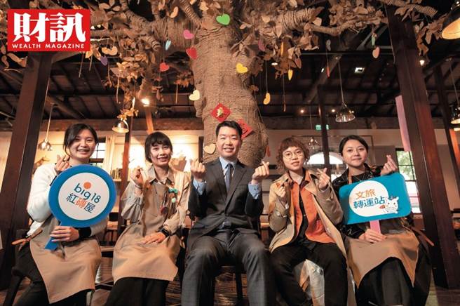 高学歷、懂投资、会做生意的韩佳宏一头栽进公益事业，不只投入资金，更投入文化、社会心理学的考量，因为他照顾的不只是孩子，更藉此追寻过往父母给予的美好时光。