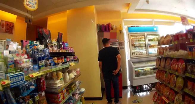 郑姓车手到超商取款时立刻遭警方围捕。（翻摄照片／高雄洪靖宜传真）