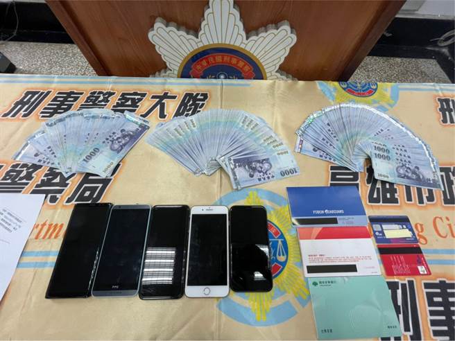 警方查扣手机、存折、金融卡、现金等物。（洪靖宜摄）