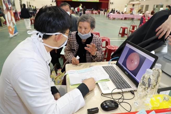 嘉县免散瞳3D全眼底筛检为长辈揪出眼睛的病因。（嘉县政府提供／张亦惠嘉县传真）